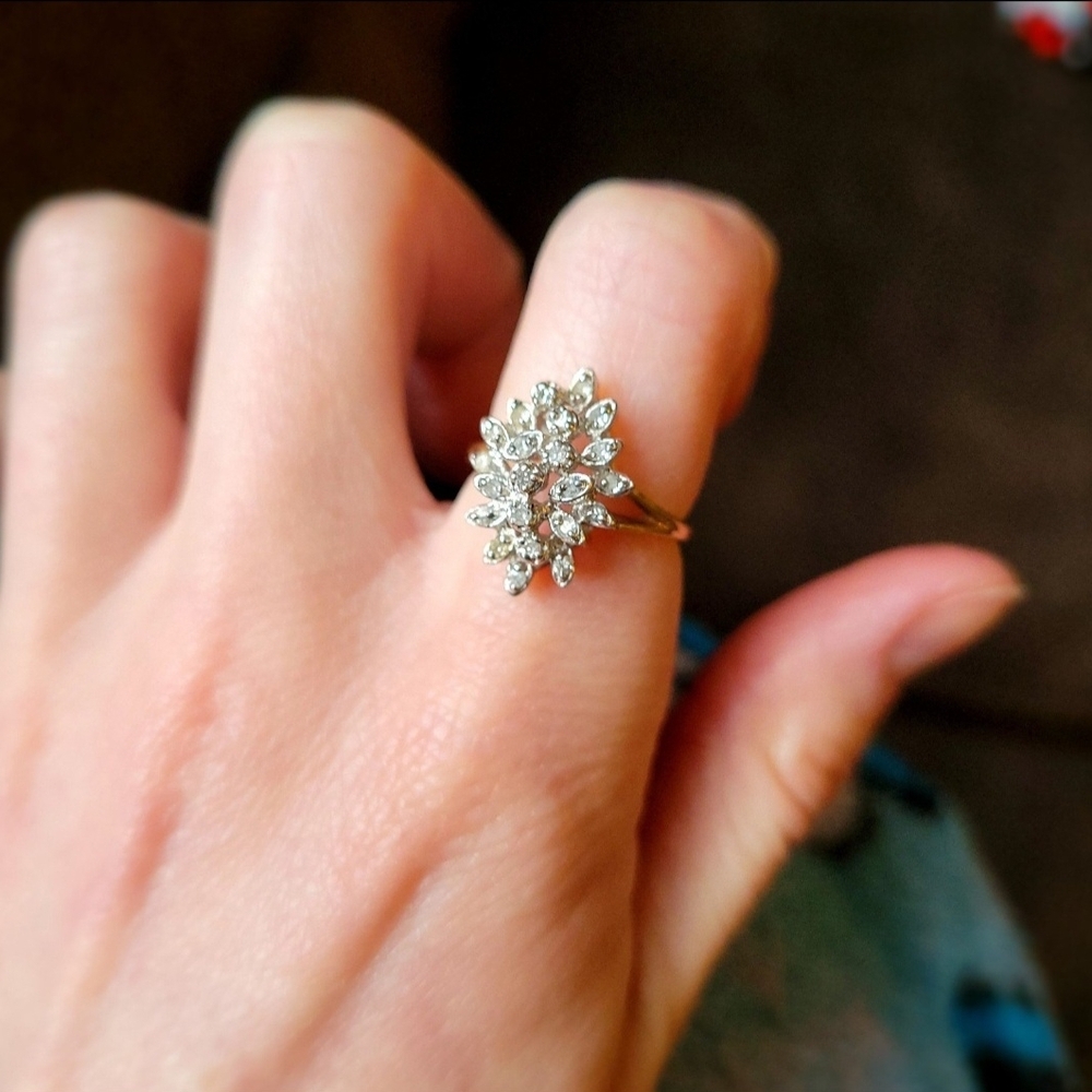 Elegant Silver Floral Ring